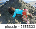 砂遊びする子供