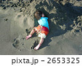 砂遊びする子供
