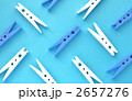 青と白の洗濯ばさみ