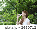 水を飲む女性