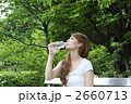 水を飲む女性