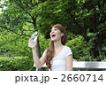 水を持つ女性