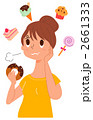 お菓子を食べる女性
