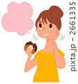 お菓子を食べる女性