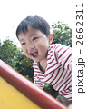 遊具で遊ぶ男の子