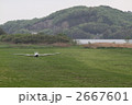川原に着陸したモーターグライダー