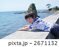 堤防で遊ぶ子供