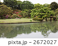 六義園の新緑とカラフルなツツジ