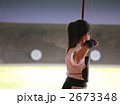 弓道をする若い女性