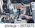 雑居ビルを見下ろす