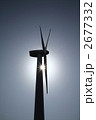 無風の停電状態の風力発電の逆光シルエット