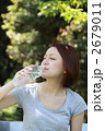 水を飲む女性