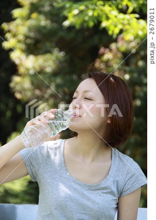水を飲む女性 水を飲む女性