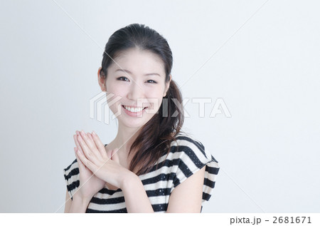 ボーダーのTシャツを着た女性 ボーダーのTシャツを着た女性