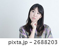 チェックのシャツを着た女性