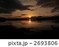 空を反射する夕暮れの海