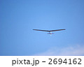 青空を飛ぶ模型グライダー