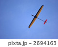 青空を飛ぶ模型グライダー