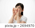 案内する女性