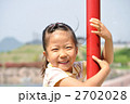 公園の遊具で遊ぶ女の子（夏）