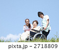 車椅子のシニアとヘルパー
