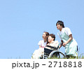 車椅子のシニアとヘルパー