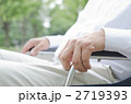 車イスで公園を散歩するシニアの手元