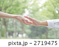 シニアに手を差し伸べるヘルパーの手元