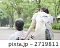 公園を散歩するシニアとヘルパー