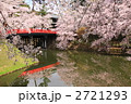 春の桜満開の弘前城公園のお堀