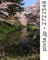 春の桜満開の弘前城公園のお堀
