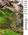春の桜満開の弘前城公園のお堀