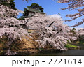 春の桜満開の弘前城公園のお堀