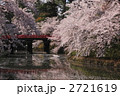春の桜満開の弘前城公園のお堀