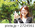 音楽を聴く笑顔の女性