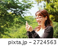 音楽を聴く笑顔の女性