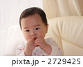 ソファーに座った赤ちゃん