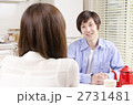 会話する夫婦