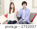 ソファーに座る夫婦