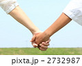 手をつなぐ母子