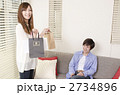 買い物を見せる夫婦