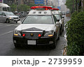 雨中待機するパトカー