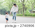 新緑の中の母と子