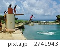 海に飛び込む少女