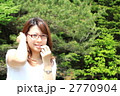 リップクリームをするセクシーな女性
