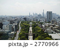 靖国神社と新宿のビル群