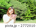 素材ナンバー 2772010 : 「面白い本を読む綺麗な女性」