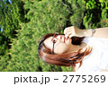 リップクリームを塗るセクシーな女性