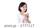 コーヒーを飲む女性