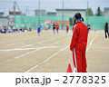 ゴールテープを持つ女子中学生